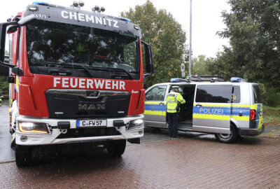 Mazda kracht in Dacia: Mehrere Einsatzwagen müssen gerufen werden - Es kam zum Auslaufen von Betriebsmitteln, weshalb auch die Feuerwehr vor Ort war.