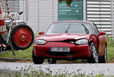 Mazda kracht in Dacia: Mehrere Einsatzwagen müssen gerufen werden - Bei dem Unfall wurden 2 Personen leicht verletzt und durch den Rettungsdienst in ein Krankenhaus verbracht.