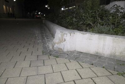 Unfall auf dem Chemnitzer Brühl - Die Betonumrandung einer Bepflanzung wurde durch den Aufprall erheblich beschädigt.