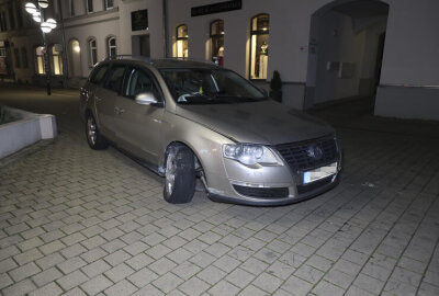 Unfall auf dem Chemnitzer Brühl - Der stark beschädigte VW kam auf dem Brühl zum Stehen – von Fahrer und Beifahrer fehlt nach aktuellen Informationen jede Spur.