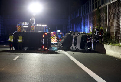 BMW mit Anhänger überschlägt sich auf A4 - Anhänger und Pkw kamen seitlich liegend auf der Autobahn zum Stillstand. Foto: Jan Haertel