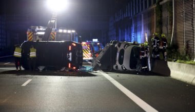 BMW mit Anhänger überschlägt sich auf A4