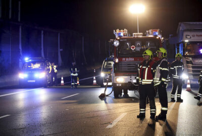 BMW mit Anhänger überschlägt sich auf A4 - Feuerwehr und Polizei sichern die Unfallstelle bei Nacht. Foto: Jan Haertel