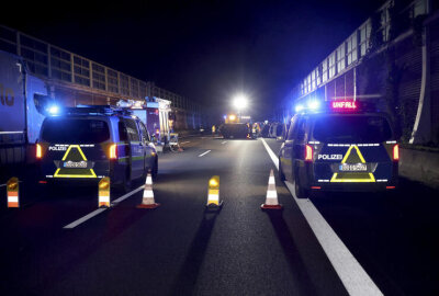 BMW mit Anhänger überschlägt sich auf A4 - Die Unfallstelle blieb über mehrere Stunden hinweg gesperrt. Foto: Jan Haertel