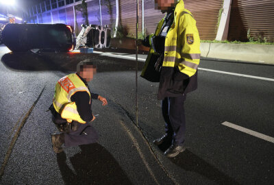 BMW mit Anhänger überschlägt sich auf A4 - Zur genauen Unfallursache ermittelt nun die Polizei. Foto: Jan Haertel
