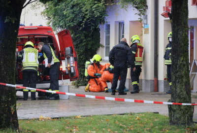 Brief mit unbekannter Substanz löst ABC-Einsatz in Chemnitz aus - Der Bewohner wurde in ein Krankenhaus gebracht.