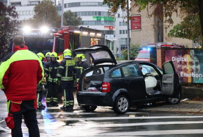 PKW kracht gegen Hauswand in Chemnitz: Polizei verhindert Fahrerflucht - PKW kracht gegen eine Hauswand.