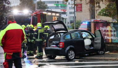 PKW kracht gegen Hauswand in Chemnitz: Polizei verhindert Fahrerflucht