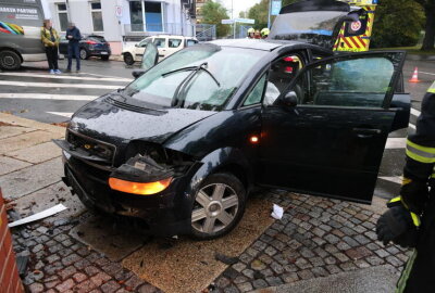 PKW kracht gegen Hauswand in Chemnitz: Polizei verhindert Fahrerflucht - PKW kracht gegen eine Hauswand.