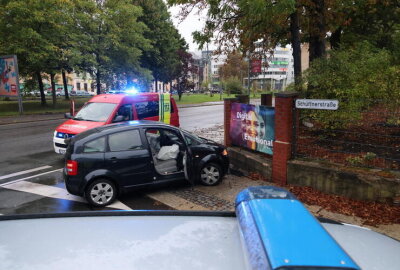 PKW kracht gegen Hauswand in Chemnitz: Polizei verhindert Fahrerflucht - PKW kracht gegen eine Hauswand.