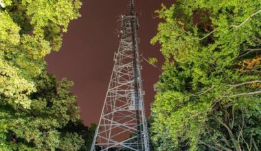 Person klettert auf Sendemast und droht Beamten
