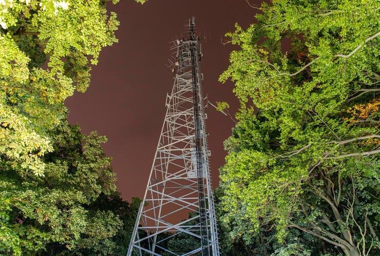 Person klettert auf Sendemast und droht Beamten