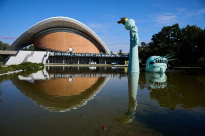 "Planet der Affen" oder Böhmermann-Ausstellung? Die New Yorker Freiheitsstatue scheint am Haus der Kulturen der Welt versenkt zu sein.