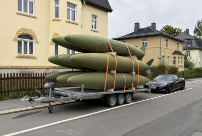 Kuriose Fracht: Werden hier Bomben durch Chemnitz transportiert? - Dieser Anhänger sorgte in Rabenstein für Aufsehen.