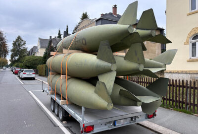 Kuriose Fracht: Werden hier Bomben durch Chemnitz transportiert? - Dieser Anhänger sorgte in Rabenstein für Aufsehen.