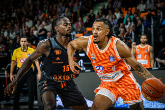 Ty Brewer von den Niners Chemnitz (links) im Duell mit dem Ulmer Nelson Weidemann.