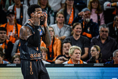 COREY DAVIS: Achterbahnfahrt in der Ratiopharm-Arena. Er war das Sinnbild der Mannschaft: Auf gute Phasen folgten schlechtere, in denen an beiden Enden des Feldes nicht viel gelang. Mit seiner Routine wird auch er aber noch zu mehr Konstanz finden. Note: 3+.