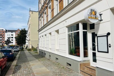 Neueröffnung in Chemnitz: Zwei junge Männer betreiben Lokal auf dem Kaßberg - Lokal mit Aushängeschild.