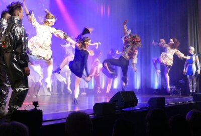 Zschopauer Bühnenexperiment „Utopia“ erweist sich als riesiger Erfolg - Insgesamt waren 75 Mitwirkende an diesem Tanztheaterstück beteiligt.