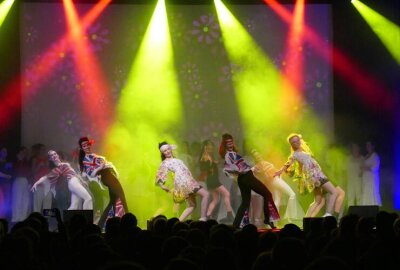 Zschopauer Bühnenexperiment „Utopia“ erweist sich als riesiger Erfolg - Beeindruckend war auch die Licht- und Lasershow.