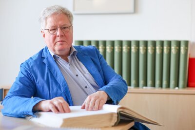 Thomas Kahlisch, Direktor der Deutschen Zentralbücherei für Blinde zu Leipzig (DZB), liest.