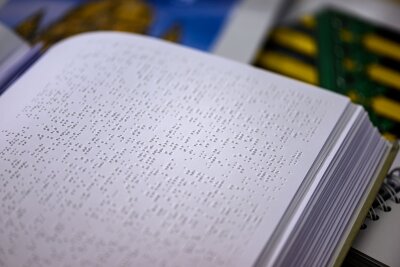 Die Einrichtung stellt in einer hauseigenen Druckerei und Buchbinderei verschiedene Druckerzeugnisse für blinde und sehbehinderte Menschen her. 