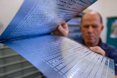 Mit Punzierplatten wird die Brailleschrift in der Druckmaschine ins Papier geprägt.