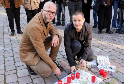 Nach Tötungsdelikt: Chemnitzer setzen Zeichen gegen häusliche Gewalt - Hier im Bild von Links nach rechts: Bürgermeister Thomas Kütter und Gleichstellungsbeauftrage Franziska Herold