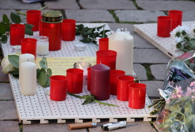 Nach Tötungsdelikt: Chemnitzer setzen Zeichen gegen häusliche Gewalt - Zahlreiche Chemnitzer zündeten eine Kerze an und gedachten der ums Leben gekommen Afghanin.