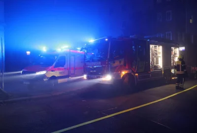 Brand in Chemnitzer Philippstraße: Feuerwehr verhindert Schlimmeres - Feuerwehr und Rettungsdienst im dichten Rauch an der Philippstraße im Einsatz. Foto: Jan Haertel