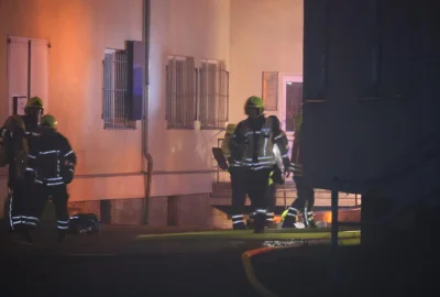 Brand in Chemnitzer Philippstraße: Feuerwehr verhindert Schlimmeres - Einsatzkräfte der Feuerwehr arbeiten sich zum Brandherd im Hinterhof vor. Foto: Jan Haertel