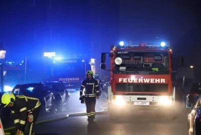 Brand in Chemnitzer Philippstraße: Feuerwehr verhindert Schlimmeres - Die Chemnitzer Feuerwehr war mit mehreren Fahrzeugen im Einsatz. Foto: Jan Haertel