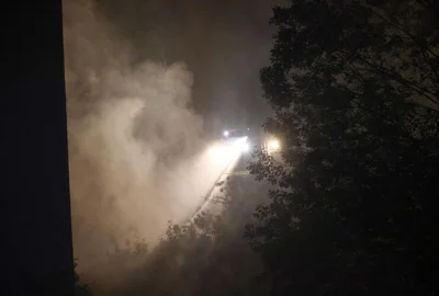 Brand in Chemnitzer Philippstraße: Feuerwehr verhindert Schlimmeres - Über die Drehleiter wurde das Feuer im Dachbereich von oben bekämpft. Foto: Jan Haertel