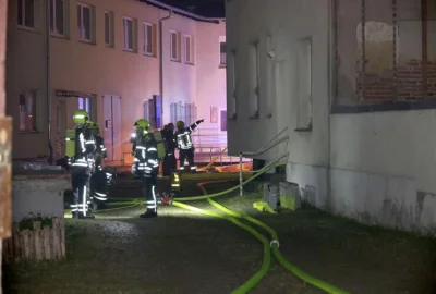 Brand in Chemnitzer Philippstraße: Feuerwehr verhindert Schlimmeres - Feuerwehrleute mit Atemschutz im Hinterhof im Löscheinsatz. Foto: Jan Haertel