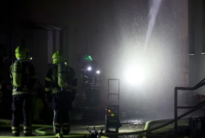 Brand in Chemnitzer Philippstraße: Feuerwehr verhindert Schlimmeres - Wasserabgabe im Innenhof – Einsatzkräfte bekämpfen die letzten Flammen. Foto: Jan Haertel