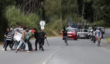 Vuelta-Chaos beschäftigt Spanien: Pro-Palästina-Demonstrant sorgt für Tumult - Radprofi stürzt