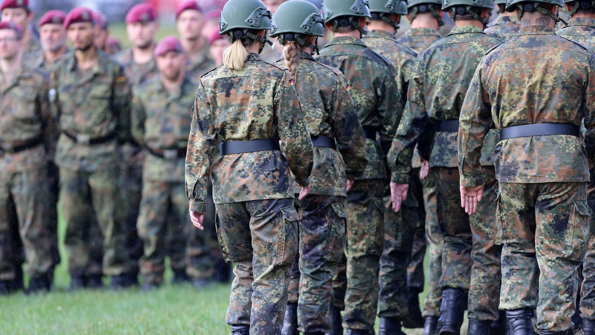 Bundeswehr Uni-Präsidentin fordert Wehrpflicht – auch für Frauen