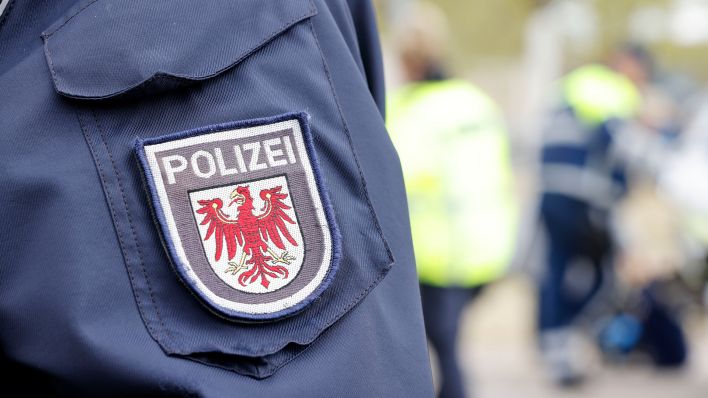 Symbolbild: Wappen der Polizei Brandenburg, aufgenommen am 08.05.2023 in Potsdam. (Quelle: Picture Alliance/Sebastian Gabsch/Geisler-Fotopress)