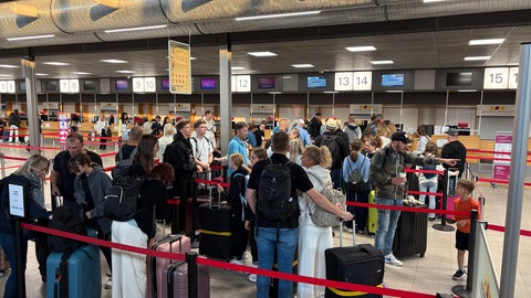 Wartende Passagiere am Flughafen KarlsruheBaden-Baden. Im ersten Halbjahr haben Hunderte von Passagieren ihre Flüge verpasst.