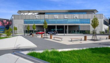 Das Werk der Tesla-Gigafactory Berlin-Brandenburg hat die EMAS-Urkunde der EU-Umweltzertifizierung erhalten. (Quelle: dpa/Patrick Pleul)