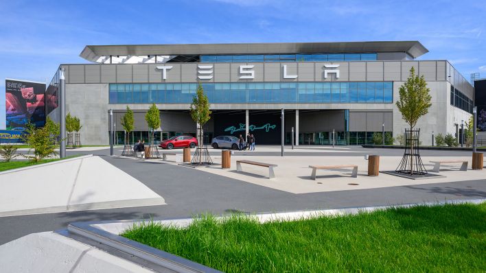 Das Werk der Tesla-Gigafactory Berlin-Brandenburg hat die EMAS-Urkunde der EU-Umweltzertifizierung erhalten. (Quelle: dpa/Patrick Pleul)