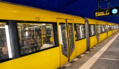 Eine U-Bahn fährt in Berlin in einen Bahnhof ein (Quelle: dpa/Caro