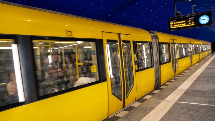 Eine U-Bahn fährt in Berlin in einen Bahnhof ein (Quelle: dpa/Caro