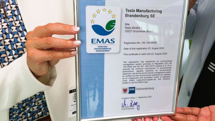Tesla- Umweltzertifkatübergabe vom 01.09.2025 (Quelle: rbb)