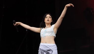 Archivbild: Alessi Rose singt am 23. August 2025 beim Leeds Festival. Am 1. September 2025 trat sie im Hole44 in Berlin auf. (Quelle: Picture Alliance/Photoshot/Mike Gray)