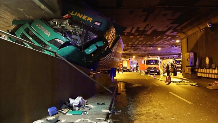 Die Berliner Feuerwehr ist im Berliner Tiergartentunnel im Einsatz: Ein LkW hat sich am 02.09.2025 im Tunnel verkeilt. (Quelle: TV NewsKontor/DSLR News)