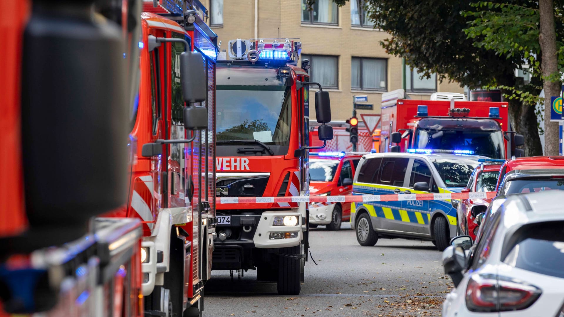 Die Feuerwehr Essen ist bei einem Brand im Essener Südviertel im Einsatz: Hier hat ein Auto in einer Tiefgarage Feuer gefangen.