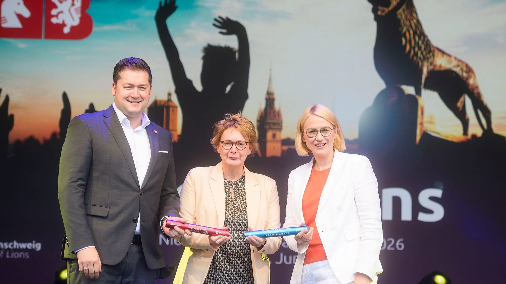 Übergabe des Staffelstabs: Innenministerin Daniela Behrens (Mitte) übergibt im Beisein von Osnabrücks Oberbürgermeisterin Katharina Pötter den Staffelstab an Braunschweigs Oberbürgermeister Thorsten Kornblum.
