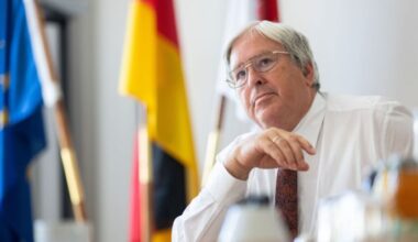 Archivbild: Jörg Steinbach (SPD), Minister für Wirtschaft, Arbeit und Energie des Landes Brandenburg, aufgenommen während eines dpa-Interviews. (Quelle: dpa/Gollnow)