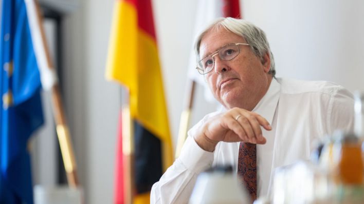 Archivbild: Jörg Steinbach (SPD), Minister für Wirtschaft, Arbeit und Energie des Landes Brandenburg, aufgenommen während eines dpa-Interviews. (Quelle: dpa/Gollnow)